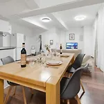 Yello Homes - Tiny Loft - 4 Personen - Flughafen *