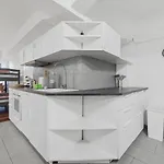 Yello Homes - Tiny Loft - 4 Personen - Flughafen