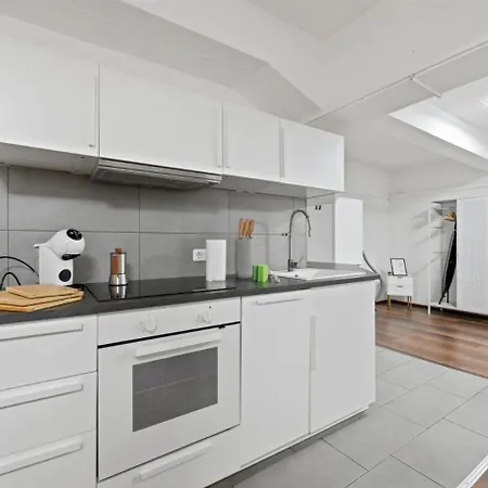 Yello Homes - Tiny Loft - 4 Personen - Flughafen *