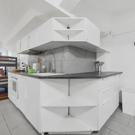 Yello Homes - Tiny Loft - 4 Personen - Flughafen